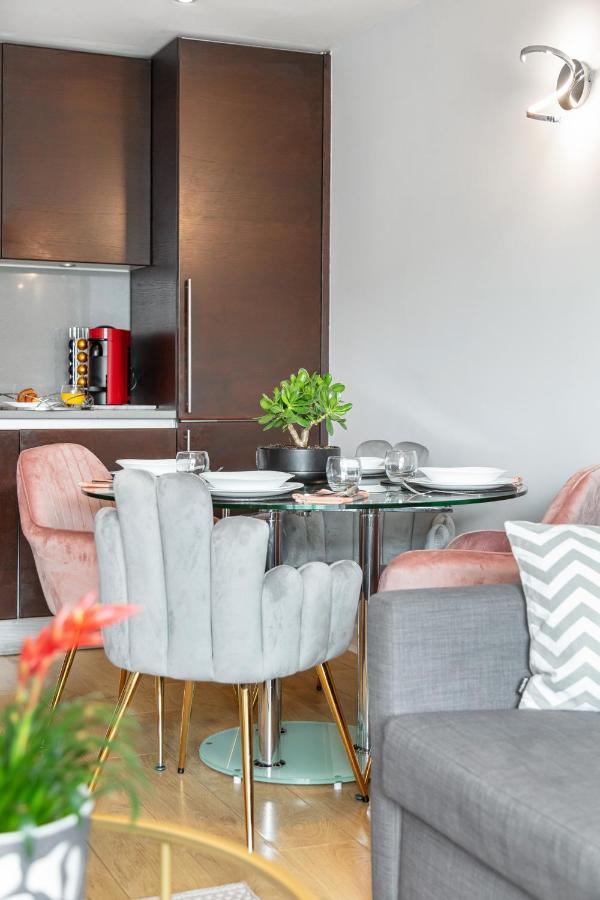 Stunning Apartment With Underground Parking! London Exterior photo