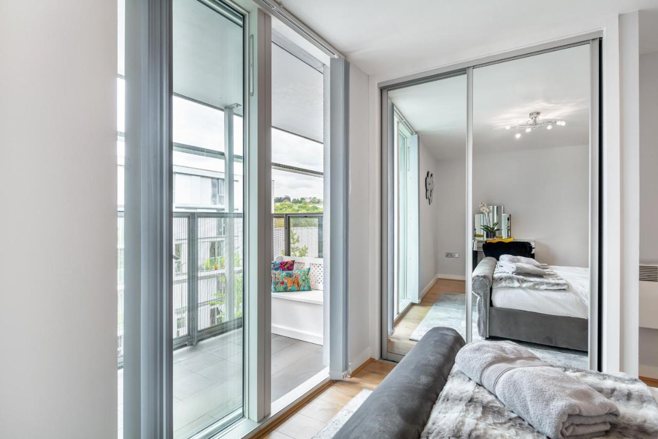 Stunning Apartment With Underground Parking! London Exterior photo
