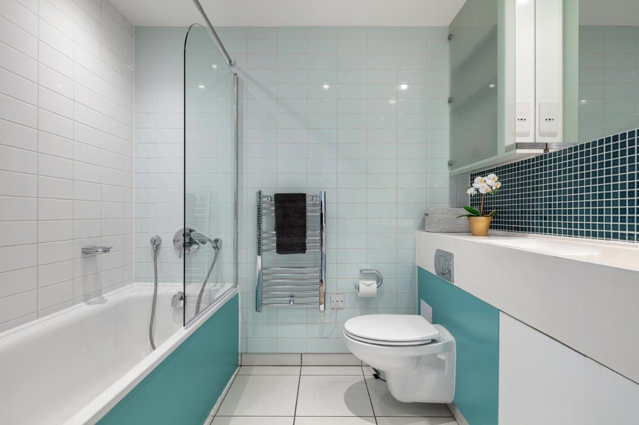Stunning Apartment With Underground Parking! London Exterior photo